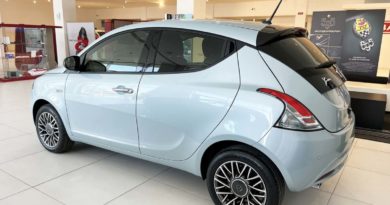 Lancia Ypsilon: fino al 31 Marzo tua da 189 € al mese con finanziamento e rottamazione Lancia Ypsilon profilo posteriore e laterale