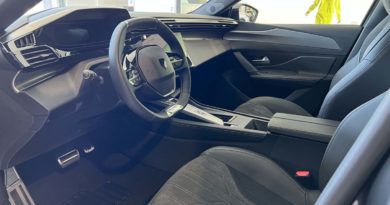 Peugeot 408: nuova, colore Grigio Titanium e in pronta consegna Peugeot interni lato guida