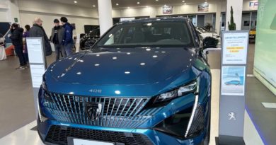 Bozza automatica Peugeot profilo anteriore cofano firma luminosa design