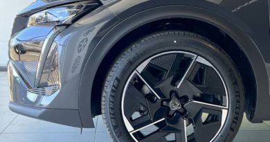 Peugeot 408: nuova, colore Grigio Titanium e in pronta consegna Peugeot profilo laterale e anteriore cerchi