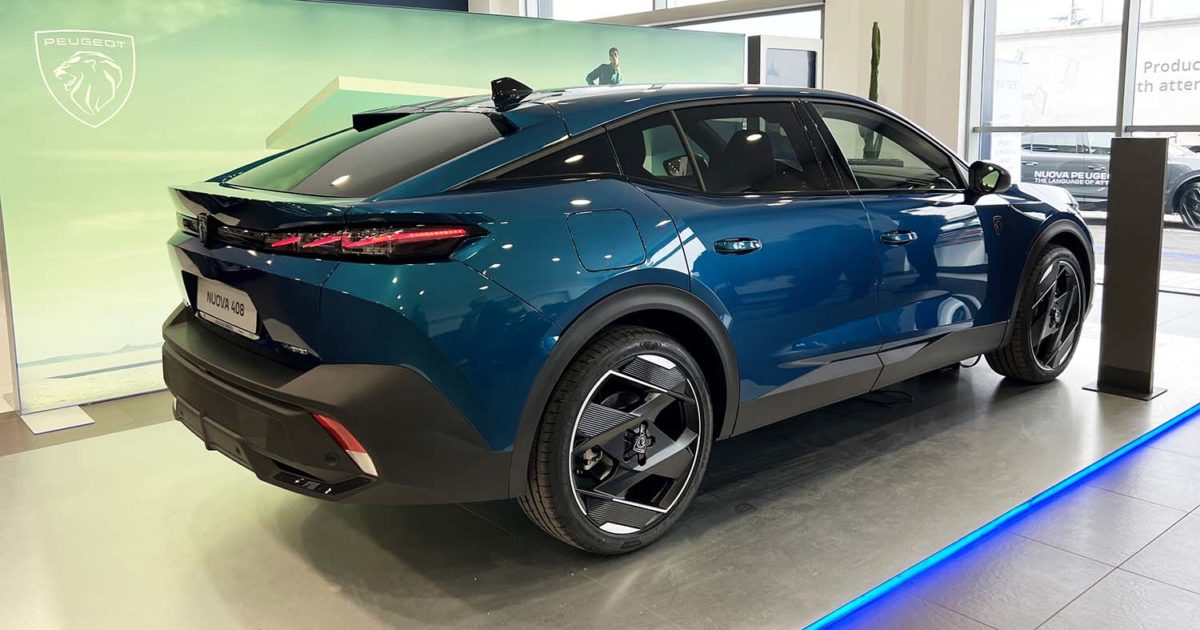 Nuova Peugeot 408: fino al 31 Marzo 2023 tua da 349 € al mese Peugeot profilo laterale e posteriore fari cerchi
