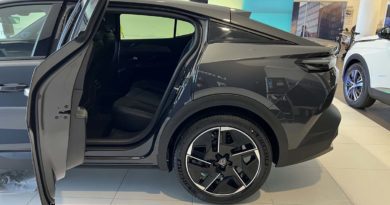 Peugeot 408: nuova, colore Grigio Titanium e in pronta consegna Peugeot profilo laterale e posteriore portiera