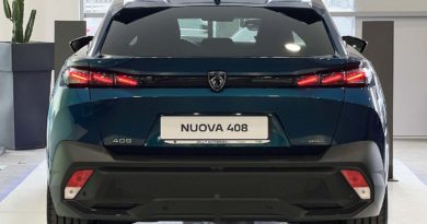 Bozza automatica Peugeot profilo posteriore fari design
