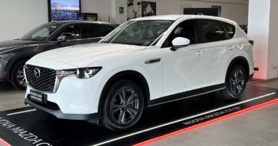 Mazda CX-60: 100 km con meno di 5 lt di carburante. Scopri il turbodiesel di nuova concezione Mazda CX laterale conducente e anteriore