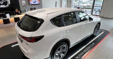 Mazda CX-60: 100 km con meno di 5 lt di carburante. Scopri il turbodiesel di nuova concezione Mazda CX laterale passeggero e tettino