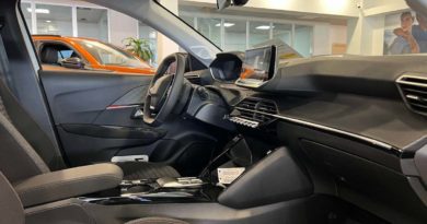 Peugeot e-208 in pronta consegna con extra sconto da Jolly Automobili Peugeot e interni anteriori