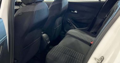 Peugeot e-208 in pronta consegna con extra sconto da Jolly Automobili Peugeot e interni posteriori