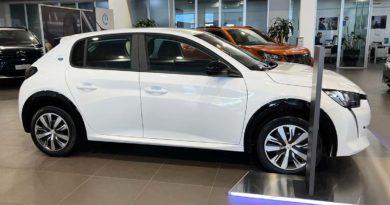 Peugeot e-208 in pronta consegna con extra sconto da Jolly Automobili Peugeot e laterale copertina