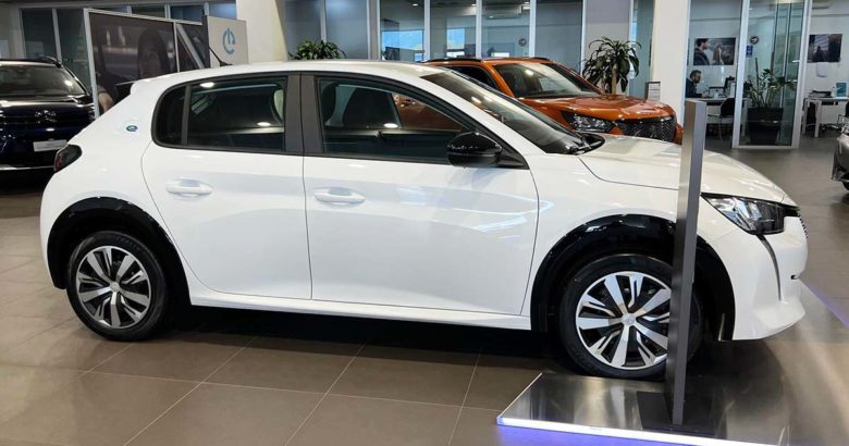 Peugeot e-208 in pronta consegna con extra sconto da Jolly Automobili Peugeot e laterale copertina
