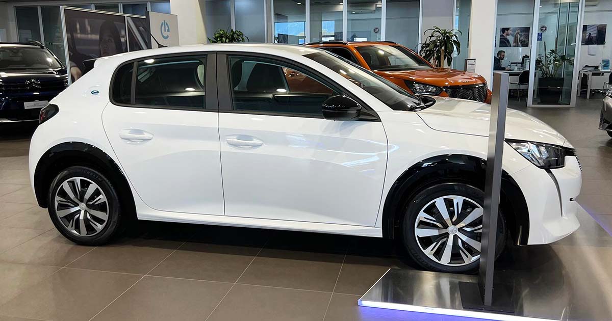 Peugeot e-208 in pronta consegna con extra sconto da Jolly Automobili Peugeot e laterale copertina