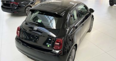 FIAT 500 Elettrica: tua da 299 € al mese Fiat Elettrica veduta dallalto lato passeggero e posteriore tettino