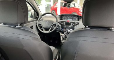 Lancia Ypsilon: fino al 31 Luglio 2023 tua da 159 euro al mese Lancia Ypsilon sedili anteriori e volante