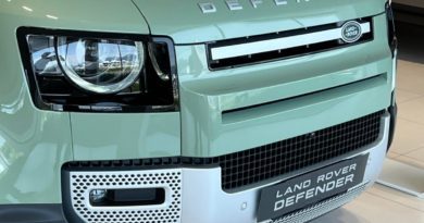 Land Rover Defender: fino al 31 Luglio 2023 tua da 500 euro al mese con Leasing+ Land Rover Defender frontale particolare fari