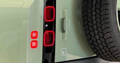 Land Rover Defender: fino al 31 Luglio 2023 tua da 500 euro al mese con Leasing+ Land Rover Defender posteriore particolare fari