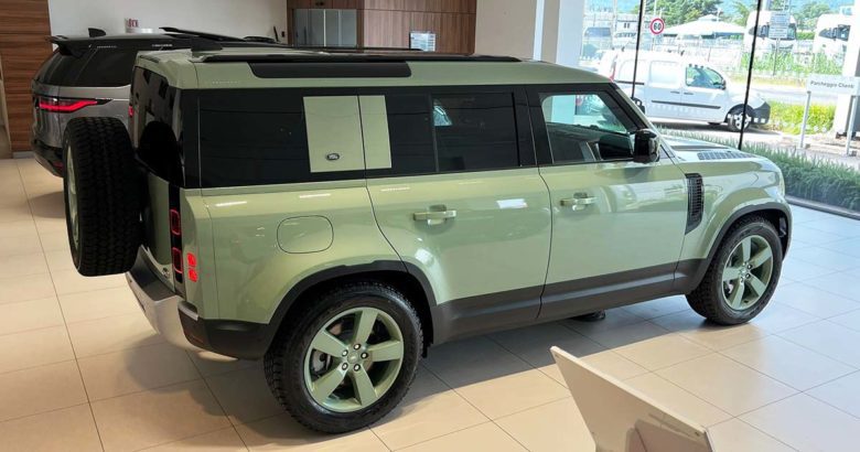 Land Rover Defender: fino al 31 Luglio 2023 tua da 500 euro al mese con Leasing+ Land Rover Defender profilo dall alto