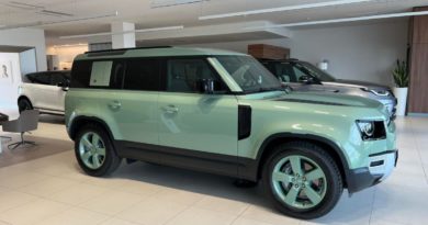 Land Rover Defender: fino al 31 Luglio 2023 tua da 500 euro al mese con Leasing+ Land Rover Defender profilo verso anteriore