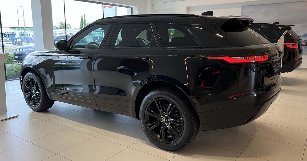 Range Rover Velar: tua da 550 € al mese con Leasing+ Range Rover Velar posteriore e lato guidatore