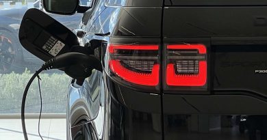 Land Rover Discovery Sport: fino al 31 gennaio tua da 480 euro al mese Land Rover Discovery firma luminosa posteriore