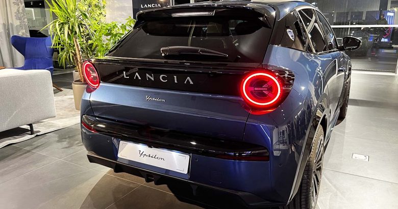 Lancia Ypsilon Nuova Lancia Ypsilon edizione limitata Cassina: il piacere di guidare in un salotto di design Nuova Lancia Ypsilon copia