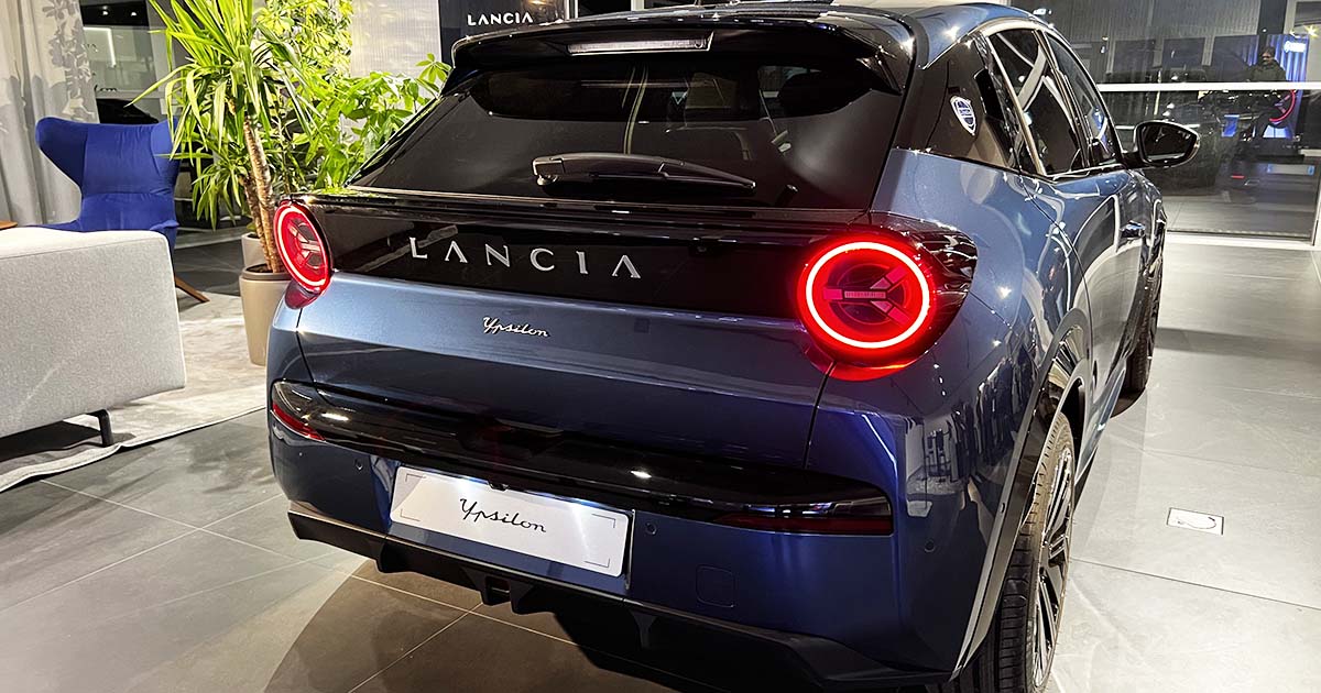 Lancia Ypsilon Nuova Lancia Ypsilon edizione limitata Cassina: il piacere di guidare in un salotto di design Nuova Lancia Ypsilon copia