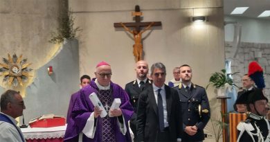 Polizia di Stato: la Consegna dell'Olio di Capaci per la Santa Messa Crismale jpg