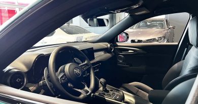 Alfa Romeo Tonale interni anteriori lato guida
