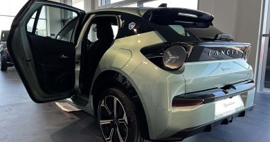 Nuova Lancia Ypsilon vista laterale e posteriore