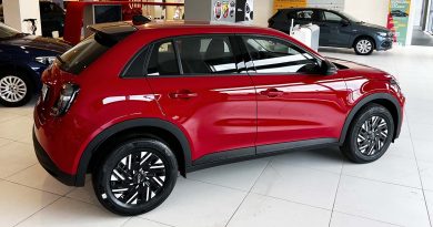 Fiat 600 Hybrid 2025 il nuovo crossover mild-hybrid urbano nella colorazione Rosso Passione.