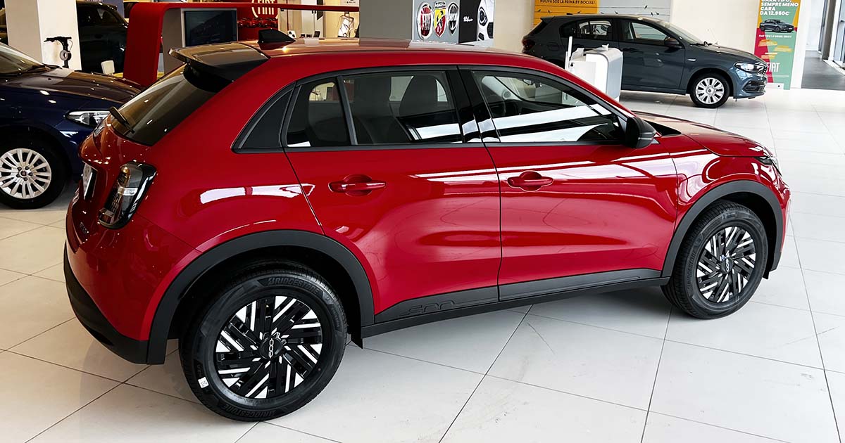 Fiat 600 Hybrid 2025 il nuovo crossover mild-hybrid urbano nella colorazione Rosso Passione.