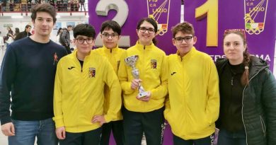 Le giovani leve del Club Scherma Frosinone con i tecnici Daniele Catallo e Sara Ferri () copia