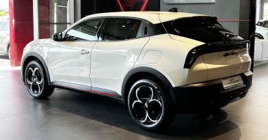 Alfa Romeo Junior Ibrida vista posteriore.