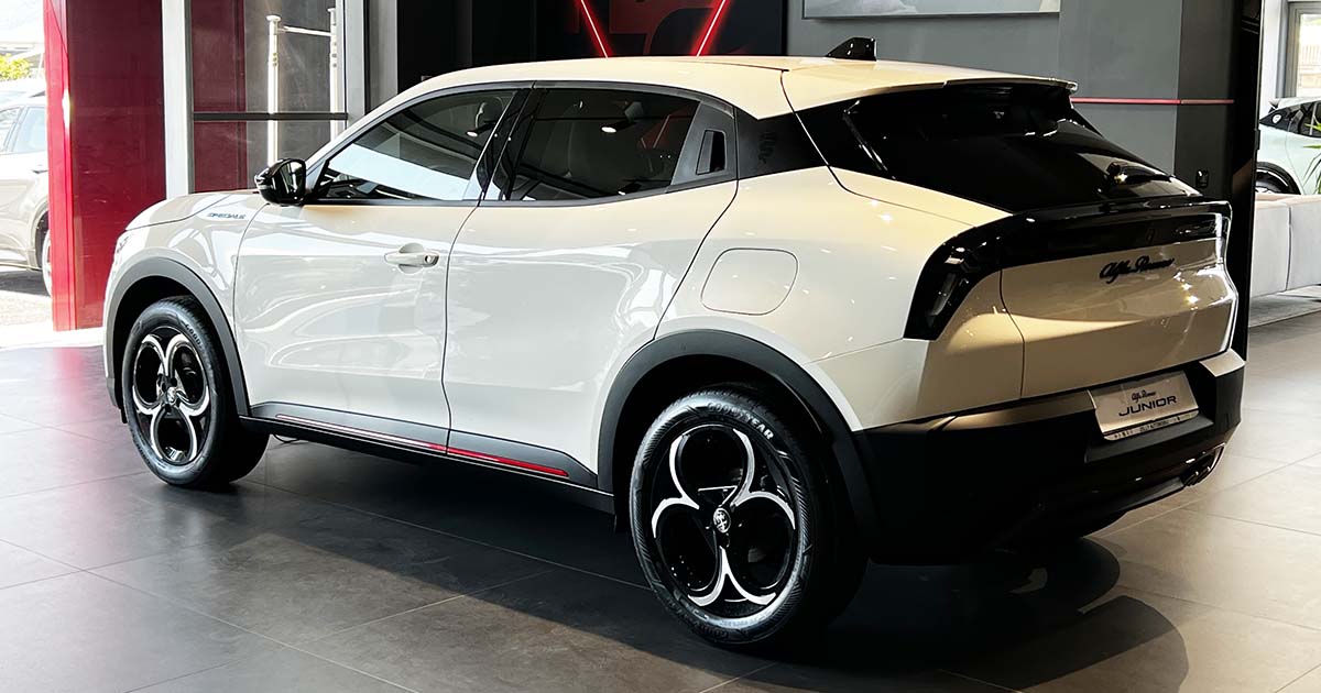 Alfa Romeo Junior Ibrida vista posteriore.