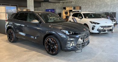 Cupra Terramar, suv ibrido plug-in dal frontale ispirato a uno squalo, disponibile in diverse finiture opache e metallizzate.