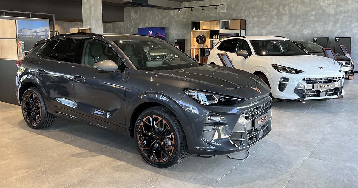 Cupra Terramar, suv ibrido plug-in dal frontale ispirato a uno squalo, disponibile in diverse finiture opache e metallizzate.