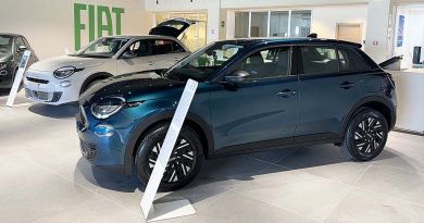 Fiat 600 Hybrid in primo piano, SUV compatto a 5 porte con nuove tinte vivaci e tecnologia mild-hybrid.