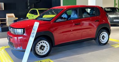 nuova Fiat Grande Panda Benzina 2025, colore rosso, vista lato guidatore