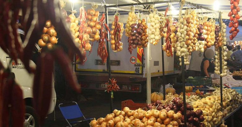 bancarelle di cipolle in piazza nel centro storico di Alatri, tra passanti e visitatori.