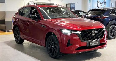 Mazda CX-60 3.3 e-Skyactiv D MHEV AWD Homura Red Crystal parcheggiata di profilo, suv ibrido diesel in pronta consegna da Jolly Automobili.