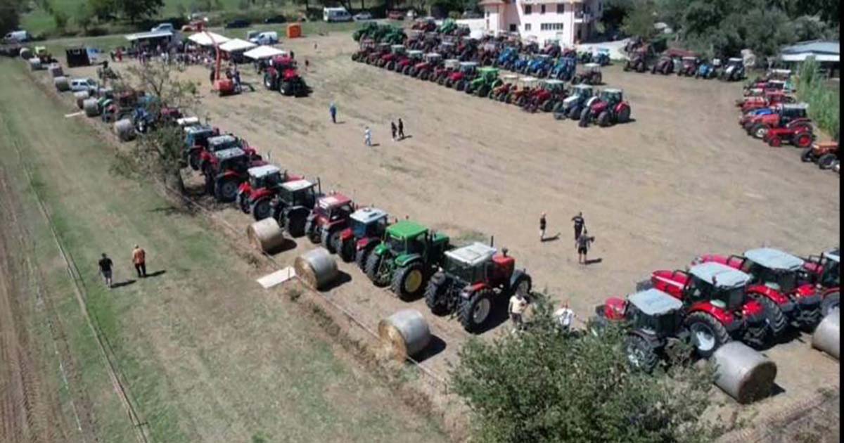 Trattori schierati durante il raduno a Ripi