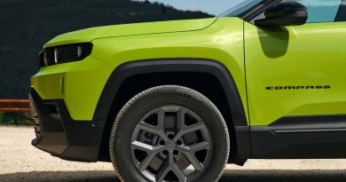 A supporto del conducente di Jeep Compass operano telecamere e sensori di parcheggio anteriori e posteriori