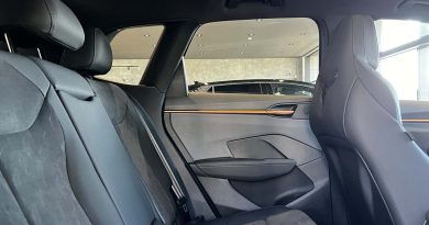 All’interno l’impostazione è quella tipica di Cupra con una cabina orientata al conducente materiali tecnici e illuminazione diffusa