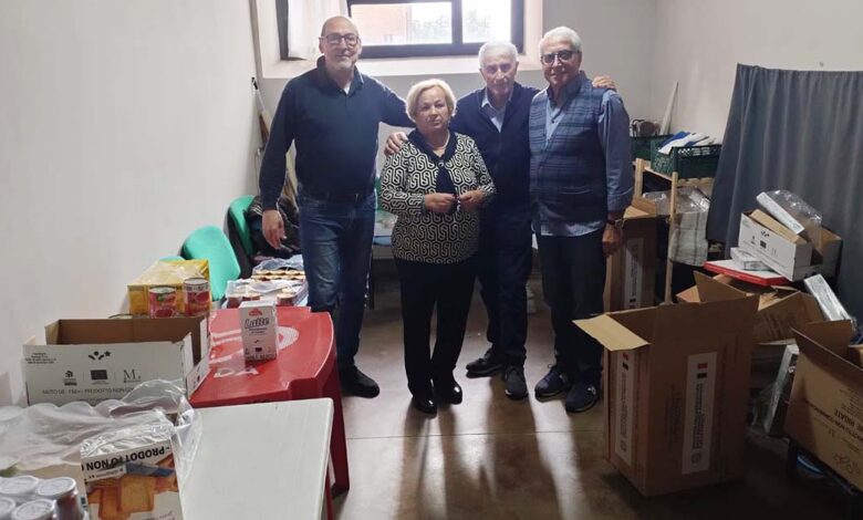 volontari dell’Aps Stare Insieme di Ferentino durante la preparazione dei pacchi alimentari