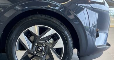 Hyundai i particolare lato anteriore