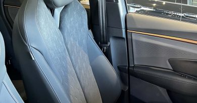 In Terramar i sedili avvolgenti High Canyon disponibili con rivestimenti in pelle e cuciture a contrasto mantengono una postura bassa e precisa