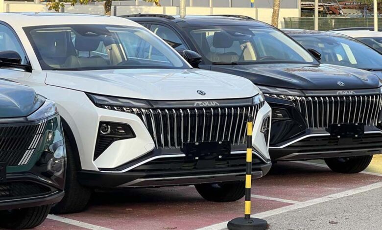 Dongfeng Huge SUV in esposizione con due colorazioni.