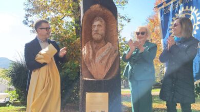 Il sindaco Alioska Baccarini, Anna Battisti e una rappresentante del Rotary inaugurano la scultura di Michelangelo al Parco Helmstedt di Fiuggi.