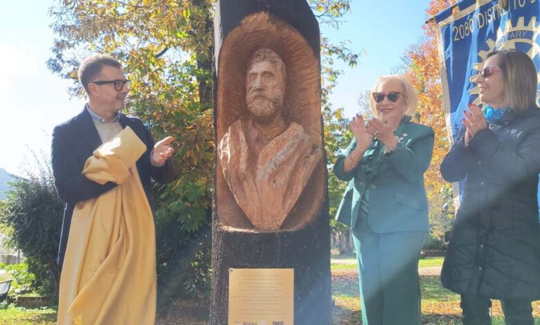 Il sindaco Alioska Baccarini, Anna Battisti e una rappresentante del Rotary inaugurano la scultura di Michelangelo al Parco Helmstedt di Fiuggi.