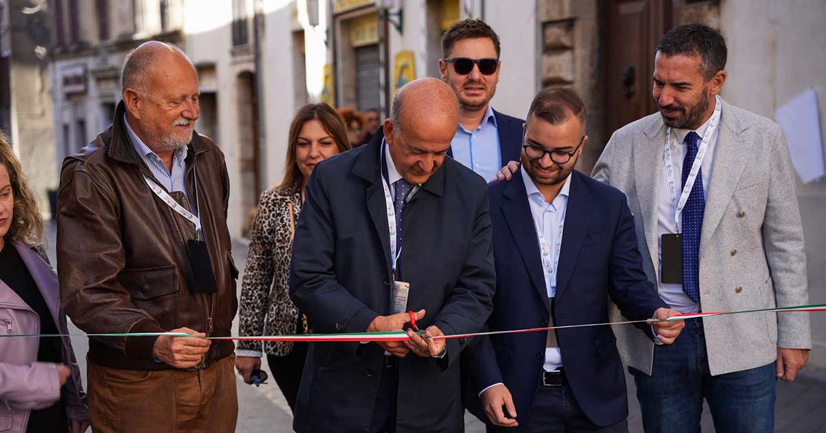 Taglio del nastro nel centro storico di Alatri durante la prima edizione di GustAlatri