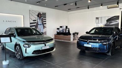 La nuova Lancia Ypsilon ibrida Mild Hybrid raffigurata in due delle colorazioni disponibili.