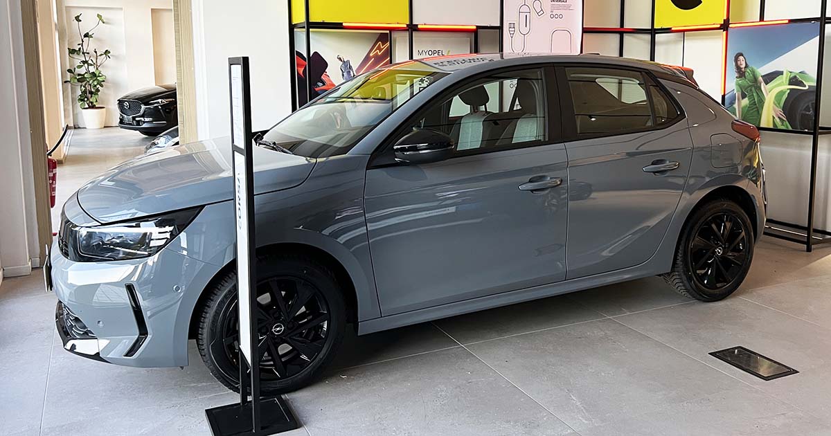 Opel Corsa Hybrid Edition, vista laterale del modello in promozione a novembre 2025.